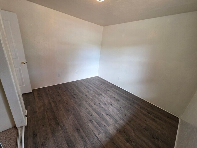 Building Photo - Large 3 bedroom 2 bath duplex. 1520 sq ft, vaulted ceilings