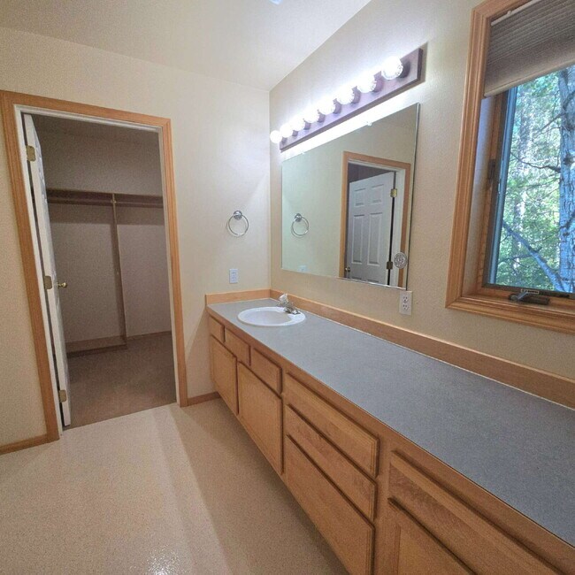 Building Photo - 2 Bedroom 2.5 bathroom near Golf Course