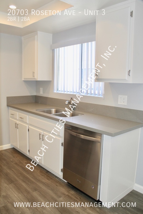 Building Photo - Completely Remodeled Townhouse in Lakewood...