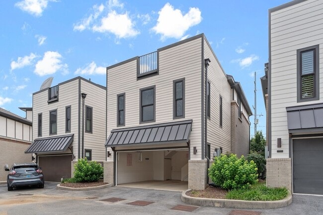 Building Photo - 206 S 10th St