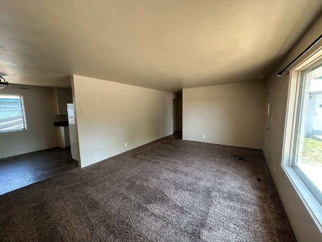 Building Photo - "Charming 2-Bedroom Oasis in Boise's Heart...