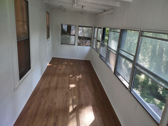 Building Photo - 202 Hillview Ave
