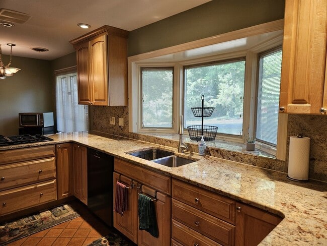 Building Photo - 3 Bedroom  Available June 8th  2026