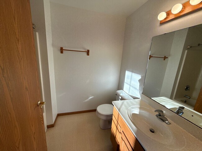 Building Photo - Large 2 Bedroom, 2 Bath apartment with 2 car garage
