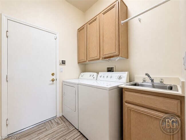 Building Photo - 2012 Cedarcrest Ct