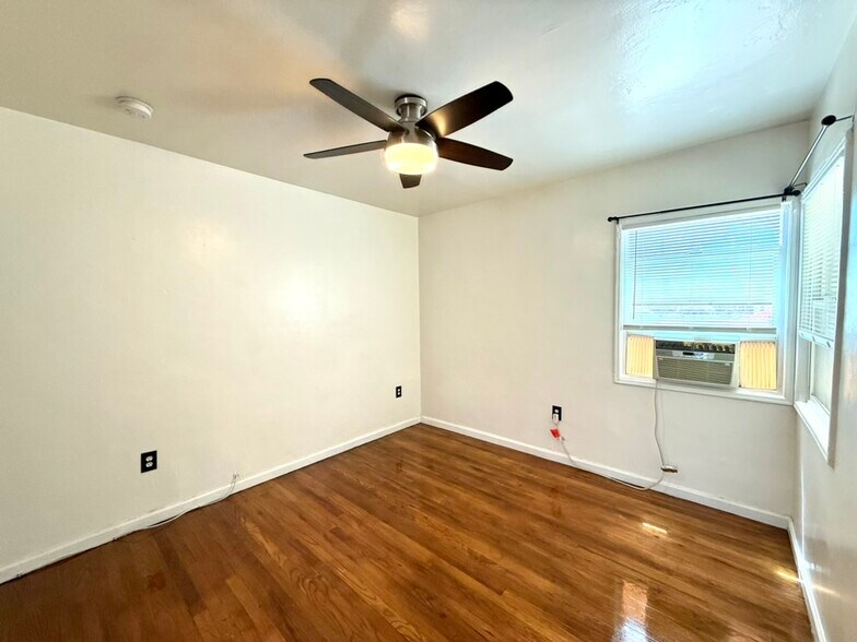 Building Photo - 1327 N Orange Dr