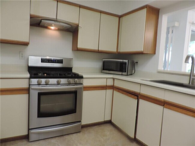 Building Photo - 68 Springhedge Ct St