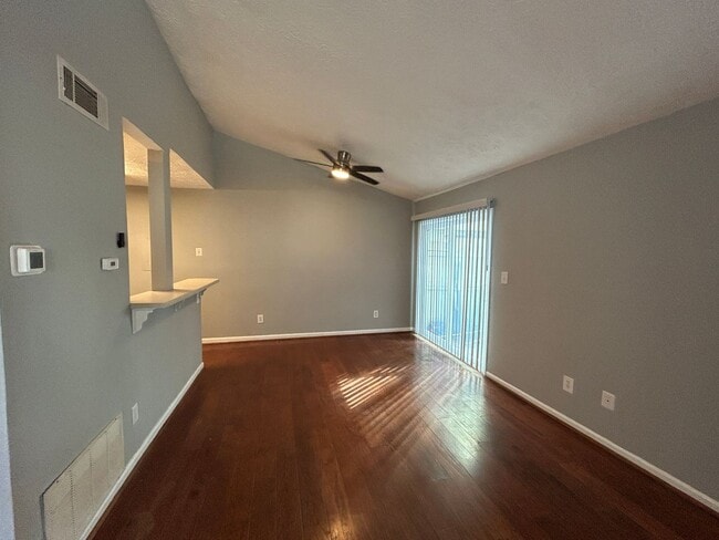 Building Photo - 1 BD 1 BATH CONDO TOTAL ELECTRIC!