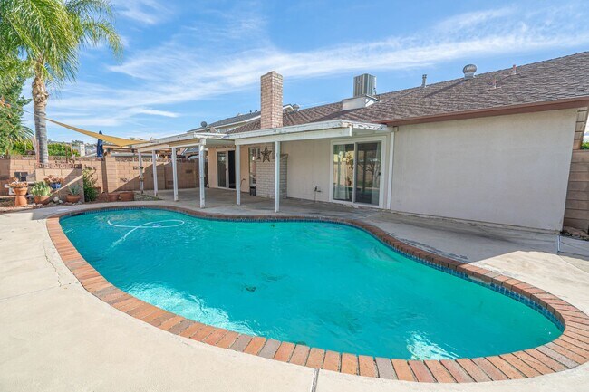 Building Photo - Single Story Pool House for Rent in Canyon Country!