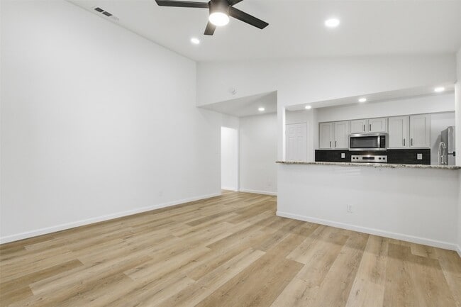 Building Photo - 6808 Beeman Dr