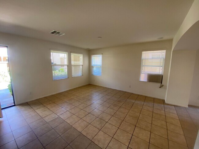 Building Photo - Palmdale 3 Bedroom -Available Now!