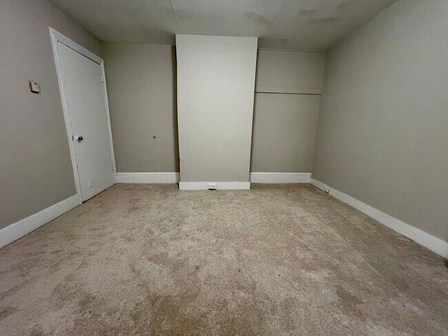 Building Photo - 3-Bedroom + Bonus Room | 1-Bath End-of-Row Townhome in Norristown – Available Now!