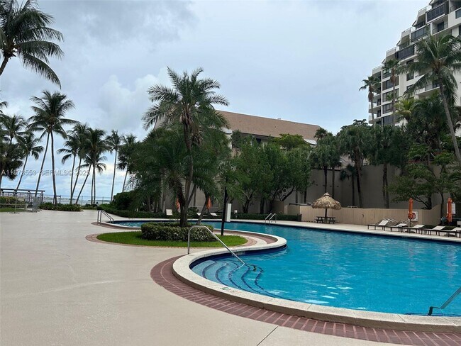 Building Photo - 540 Brickell Key Dr