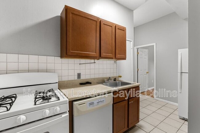 Building Photo - 6916 Moellenhoff St