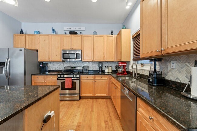 Building Photo - 3106 S Wells St