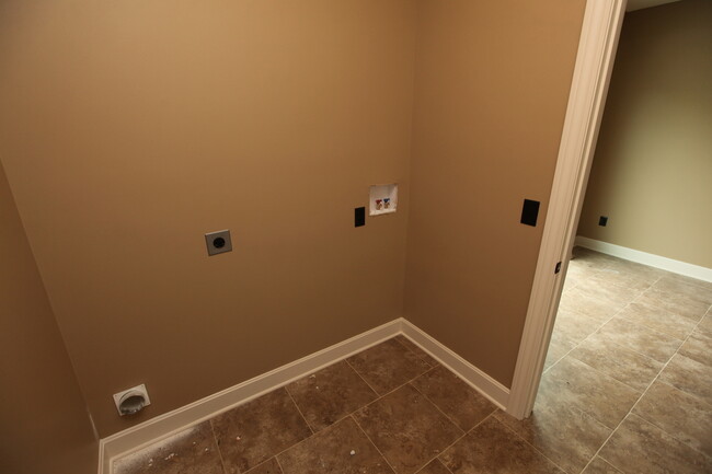 Building Photo - 3 Bedroom, 2 Bathroom Townhouse in Savanna...