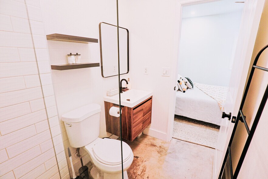 Building Photo - 6007 N Orange Blossom Ave