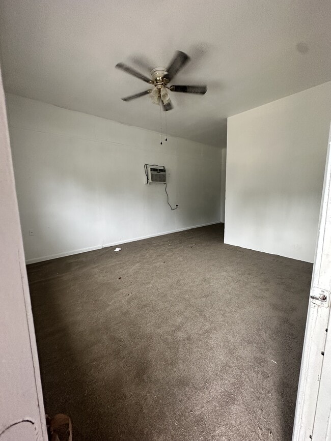 Building Photo - 802 Oak Hurst Dr