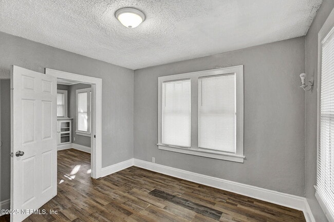 Building Photo - 1431 W 26th St