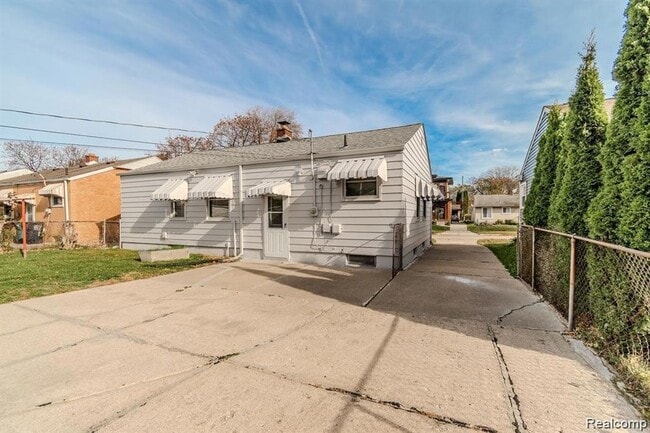 Building Photo - 629 N Vermont Ave