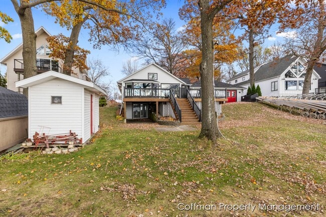 Building Photo - 3 bed, 2.5 bath Located on Bostwick Lake