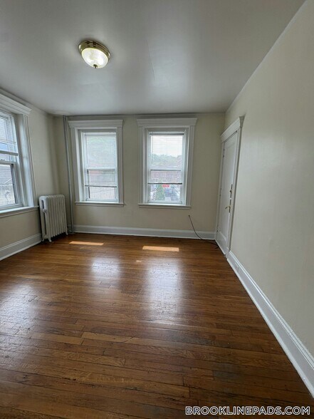 Building Photo - 352 Riverway