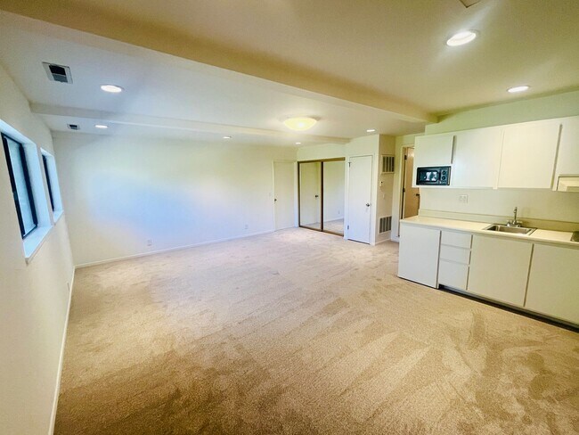 Building Photo - Extraordinary home with expansive yard on a flag lot in Mountain View.  Great Location and Schools.