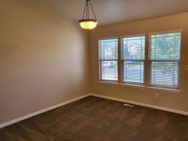 Building Photo - 5 bedroom, 3 bathroom Single Family house ...