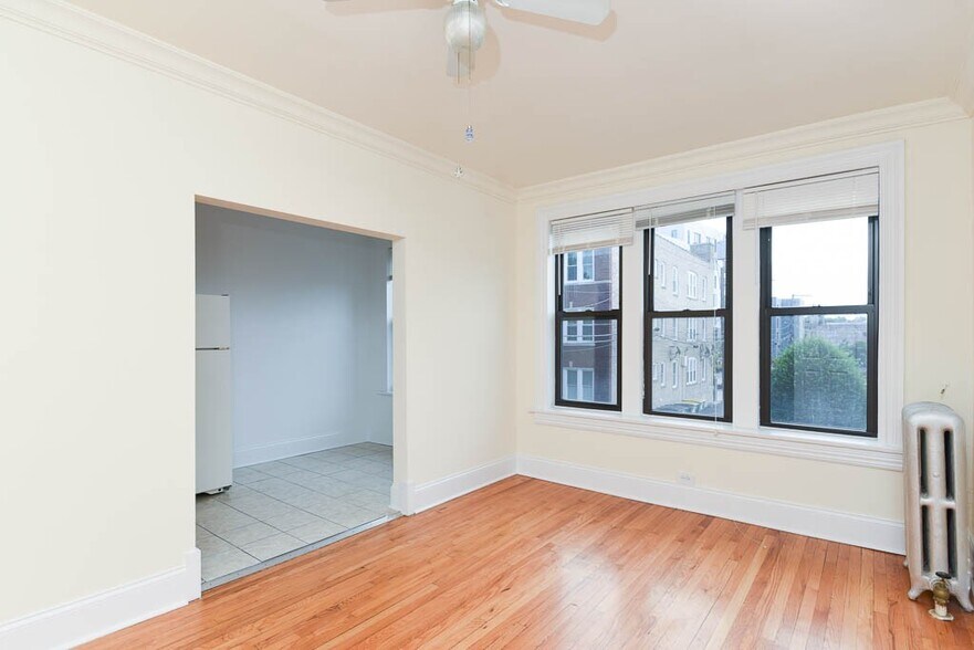 Building Photo - 2704 N Sawyer Ave