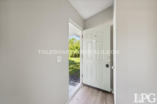 Building Photo - 804 Village Trail