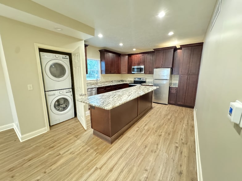 Primary Photo - 2500 R St