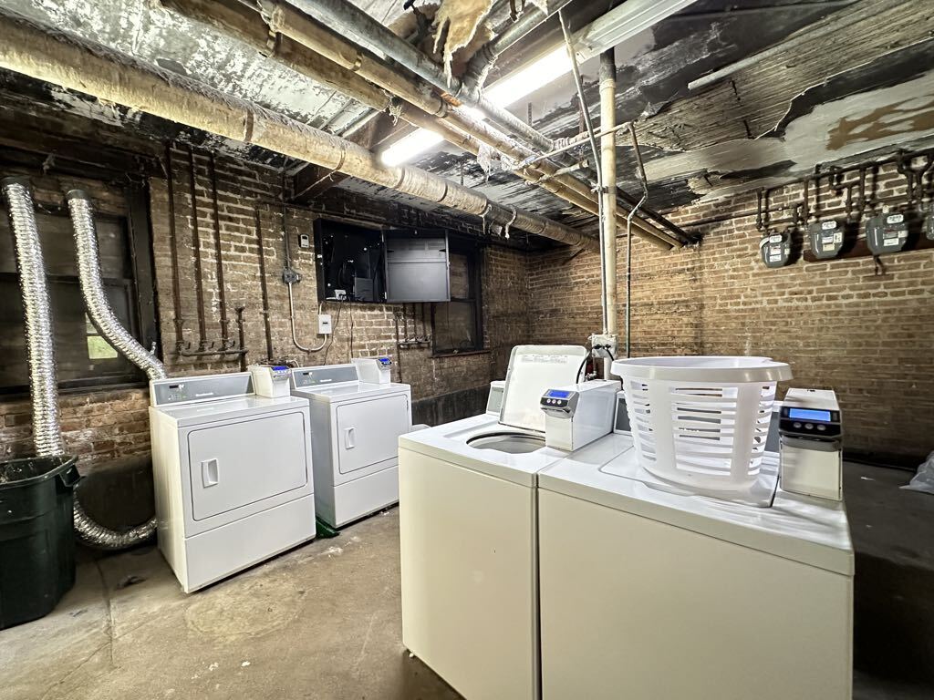 Building Photo - 553 W Aldine Ave