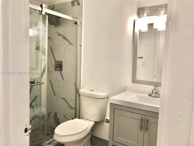 Building Photo - 905 Brickell Bay Dr