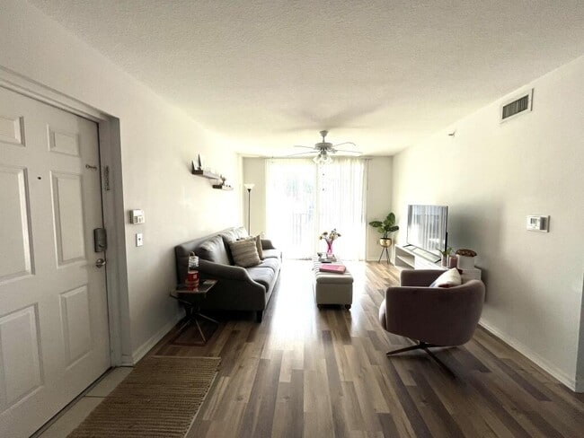 Building Photo - 713 Villa Cir