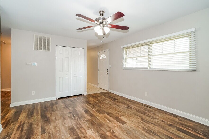 Building Photo - 1261 Grovewood Dr