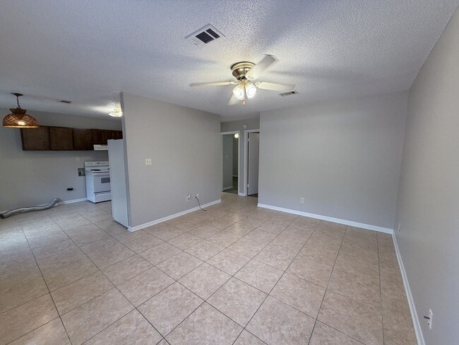 Building Photo - 2 Bedroom 1 Bath in Milton Available for Rent!