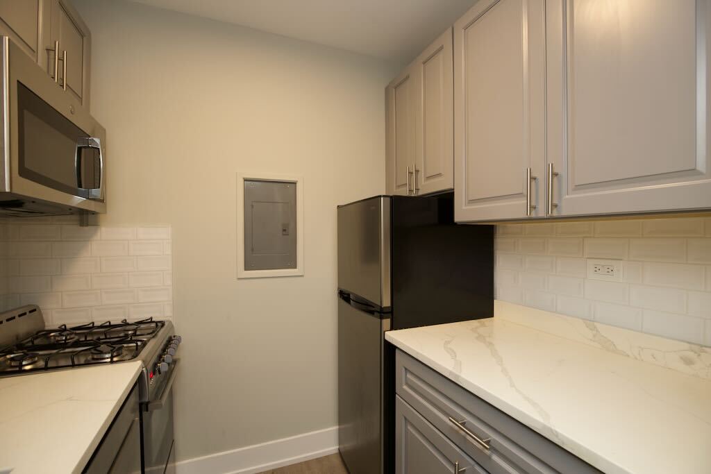 Building Photo - 510 W Belmont Ave