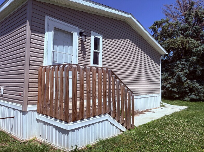 Building Photo - 327 Green Park Cir