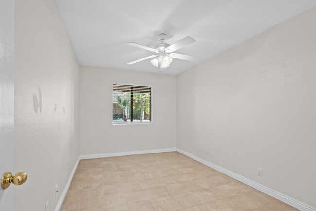 Building Photo - 424 Tava Ln