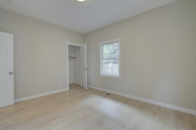 Building Photo - 5 bedroom in Seattle WA 98105