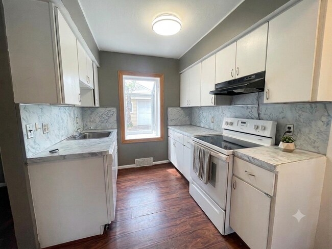 Building Photo - Charming 2 BEDROOM IN FERNDALE