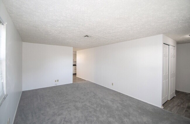 Building Photo - Easy Living on the Southeast Side