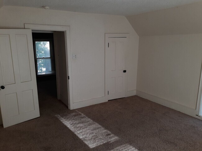 Building Photo - 2 Bedroom House, W/D, Fenced Yard, Porch, ...