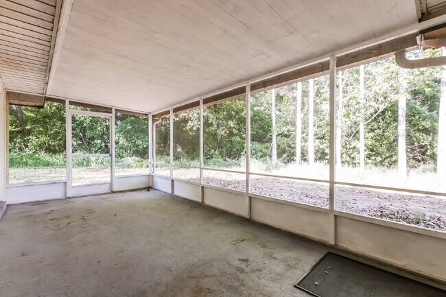 Building Photo - 620 Emerald Ave