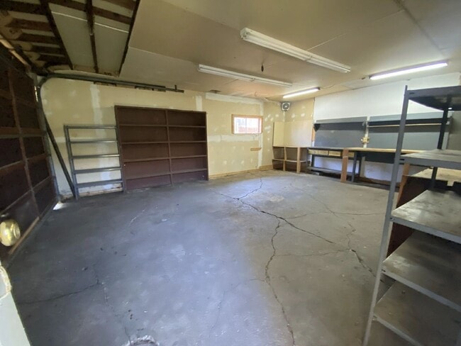 Building Photo - 710 W Broccoli St