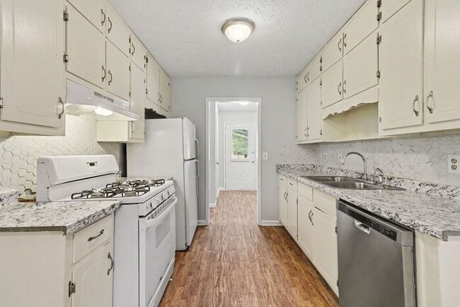 Building Photo - 3BR/2BA Ranch Home in Great School District Near Mall of Georgia!