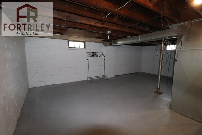 Building Photo - 530 W Elm St