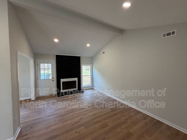 Building Photo - 1712 Blandford Dr