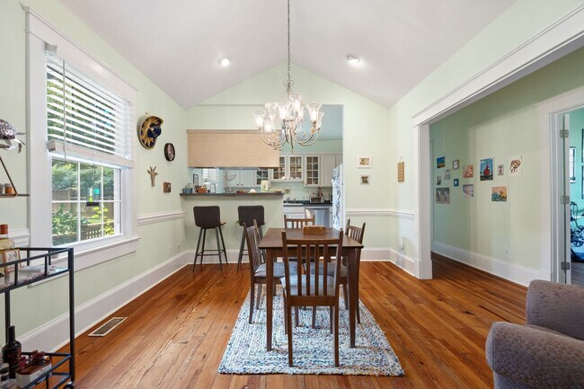 Building Photo - Downtown Raleigh Bungalow: Available September 11th