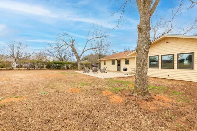 Building Photo - 3 Bed, 3 Bath Home with Expansive Kitchen, Two Living Areas & Private Suite